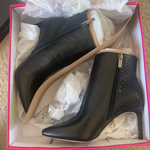 NWT Vince Camuto Allost Pointed Toe Bootie - Picture 9 of 11